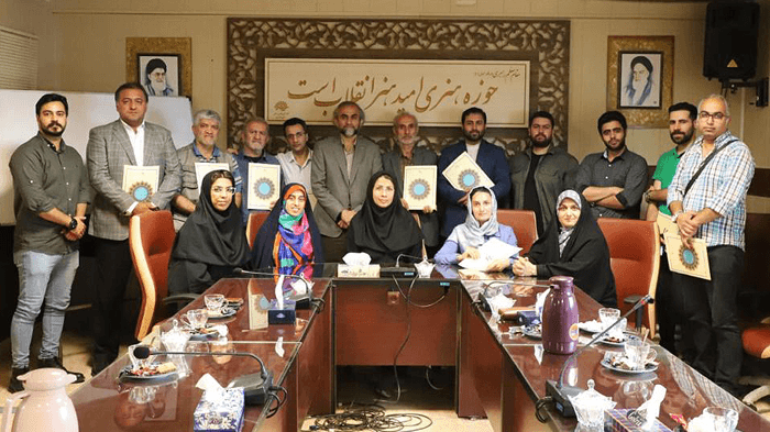 اعطای گواهینامه نمایشگاه تجسمی آکتائو ی قزاقستان به عکاسان