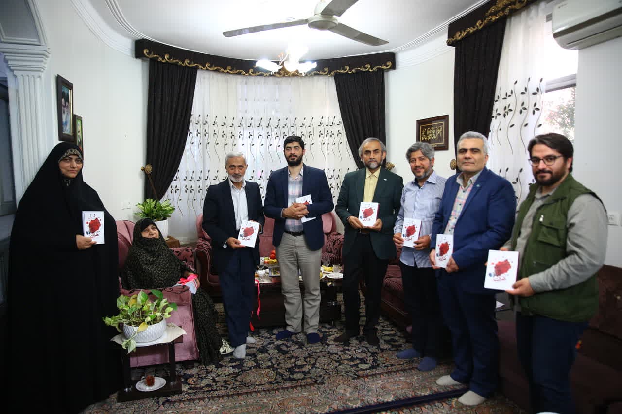 کتاب «مستند هادی» به خانواده شهید باغبانی تقدیم شد