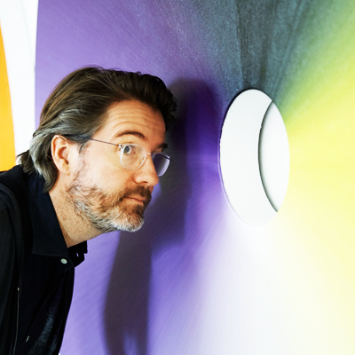 اولافور الیاسون در برابرِ جهانی از نورها و رنگ های سحر آمیز