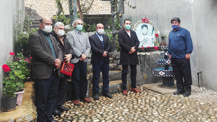 دیدار تنی چند ازمسئولان حوزه هنری مازندران و هنرمندان با دو خانواده شهید در بهشهر